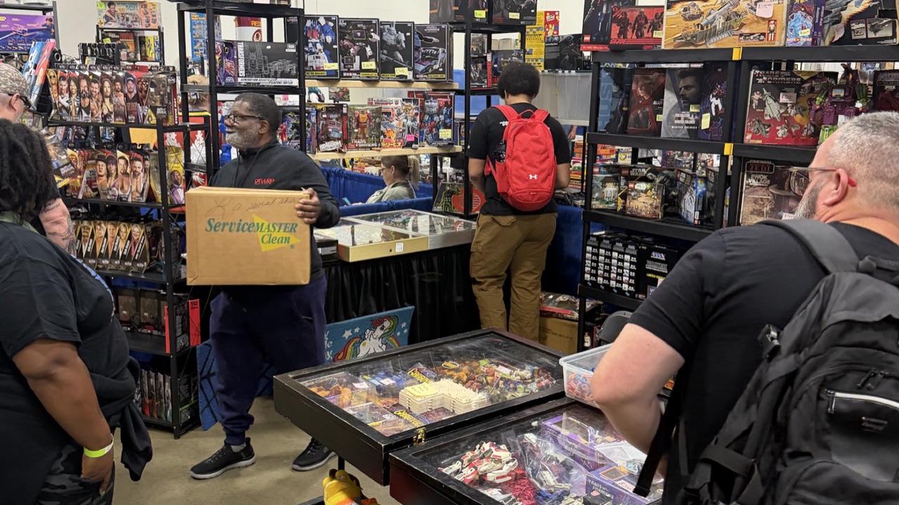 The packed show floor at Dominion Toy Con